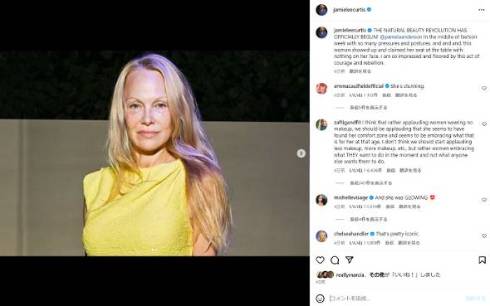 すっぴんでパリコレに現れたパメラ・アンダーソンが話題に