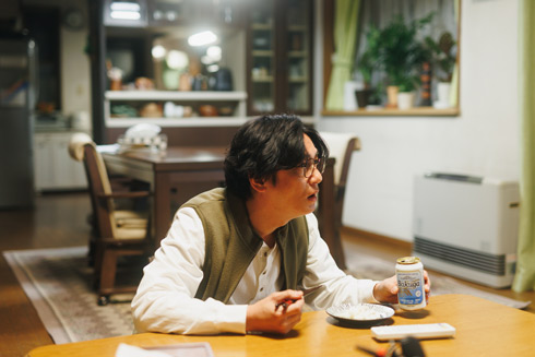 映画「人生に詰んだ元アイドルは、赤の他人のおっさんと住む選択をした」