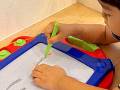 子どもが描いている絵をよく見たら……　母が朝から探していた「眉毛プレート」を使いこなす姿に爆笑