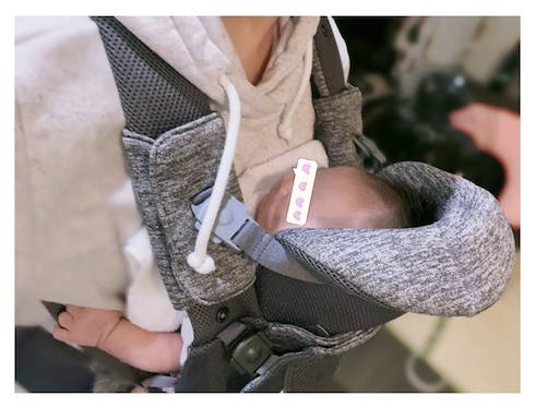 娘・寿々を抱く凛