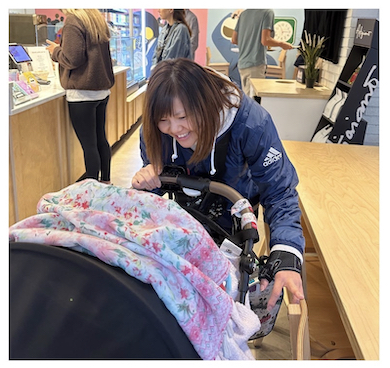 娘・寿々をベビーカーに乗せた凛