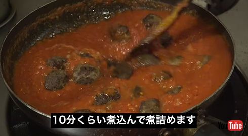 ミートボールをソースで煮込む