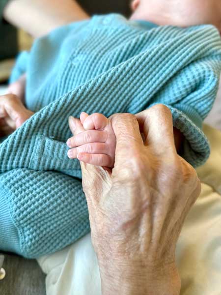 おばあちゃん ひ孫 対面 寝たきり 動いた 祖母