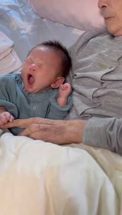 おばあちゃん ひ孫 対面 寝たきり 動いた 祖母