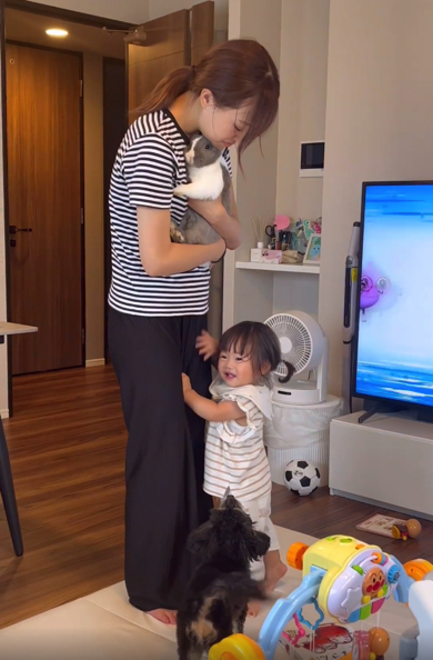 一生懸命ママにしがみつく赤ちゃん