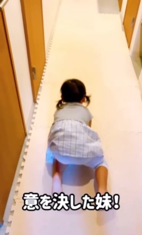 起き上がる女の子