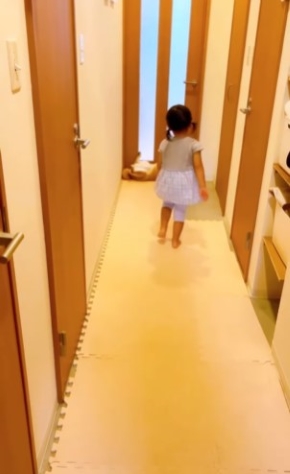ドアの前に進む女の子