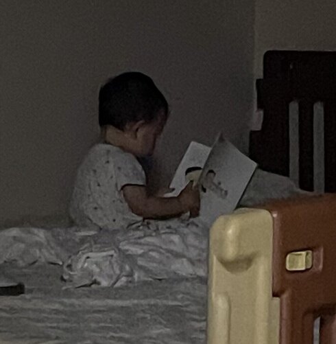 暗闇で絵本ベイビー02