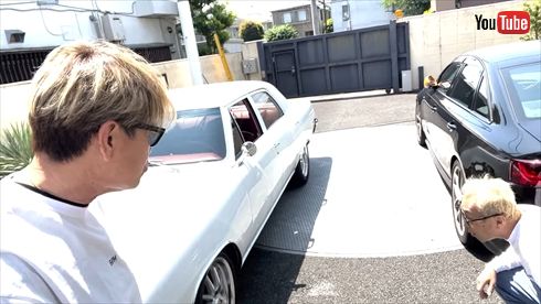 愛車・1965年製「シボレー・マリブ」を所ジョージに紹介するヒロミ