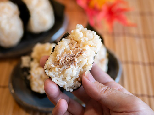和風ツナマヨおにぎり・断面