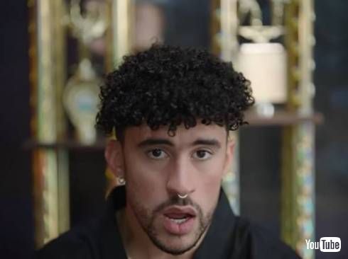 バッド・バニーが新曲で“ファンのスマホ投げ捨て”事件に返答