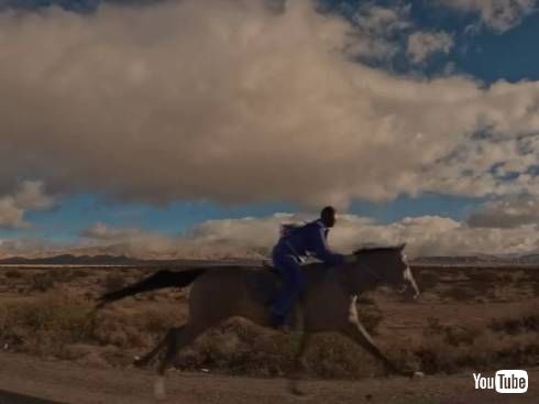 バッド・バニーが新曲で“ファンのスマホ投げ捨て”事件に返答