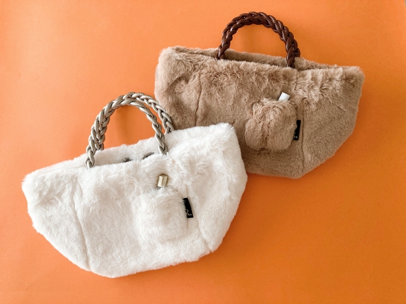 オフホワイトとモカのバッグ