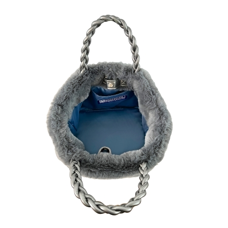 ブルーの裏地のバッグ