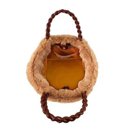 オレンジカラーの裏地のバッグ