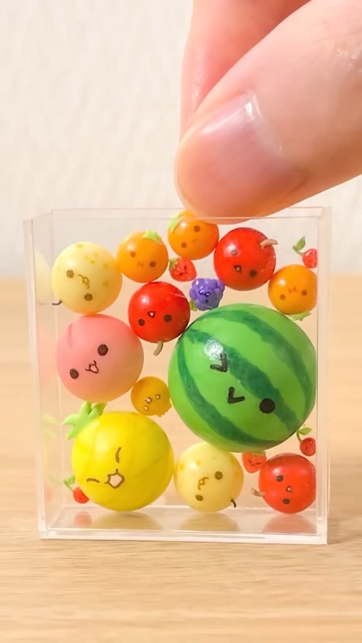 「スイカゲーム」を粘土で再現！　うまくいってそうでいってない歯がゆい状況までゲームさながらと好評