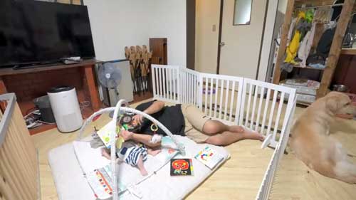 絵本読み聞かせるパパ