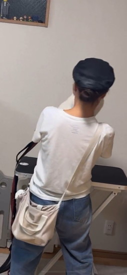 視界を塞がれる犬