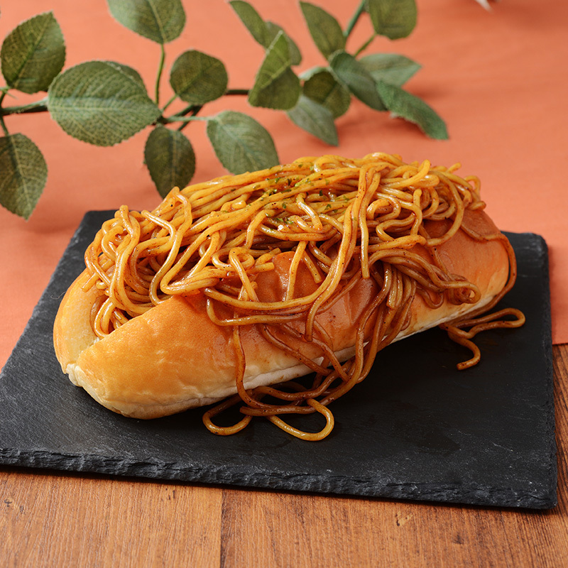 ローソンの「メガ焼きそばパン」が増量にも程があると話題　はみ出しまくった麺の山に「箸がいる」「呪われてるみたい」