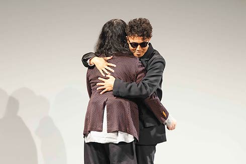 6年ぶりのトークライブで再会の抱擁を交わす「ピース」綾部祐二と又吉直樹