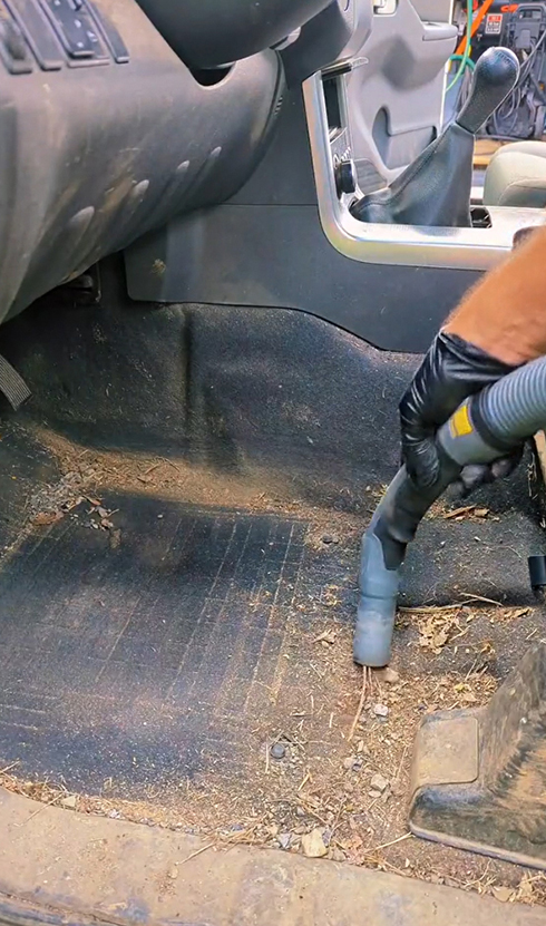 車内は砂や枯れ葉、小石が溜まったまま