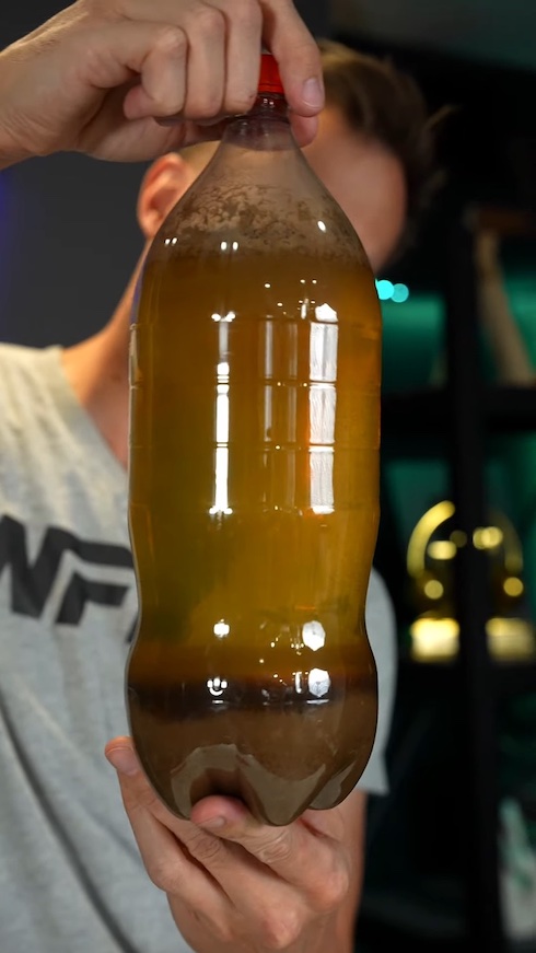 ペットボトルの中で分離したコーラ