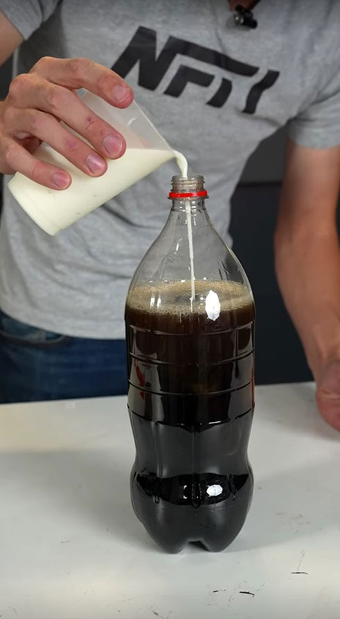 取り出した液体を飲む男性