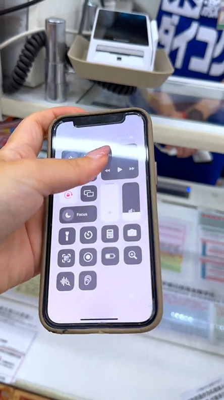 iPhoneの画面を明るく操作