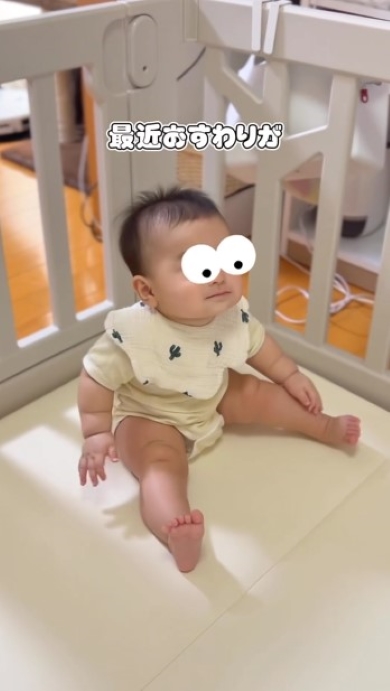 おすわりする赤ちゃん