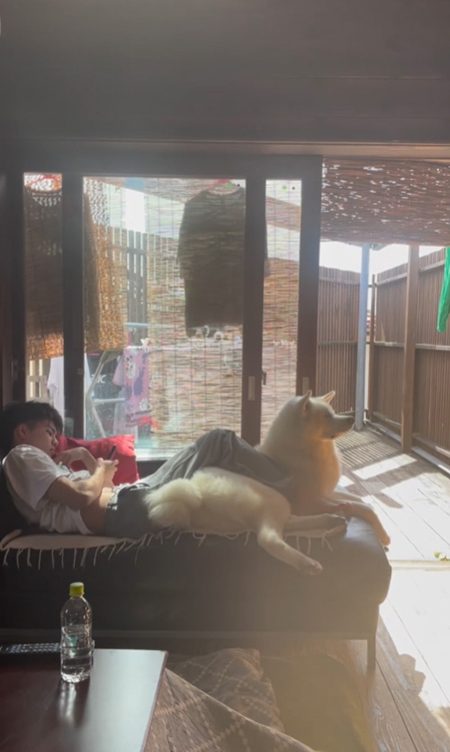 ソファにいるこちろうくん