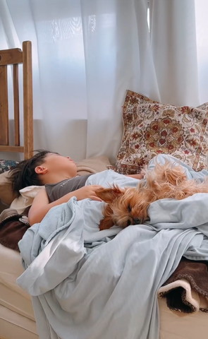 息子の足元で寝るワンコ