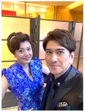 「翔んで埼玉 〜琵琶湖より愛をこめて〜」で共演した藤原紀香と川崎麻世の2ショット