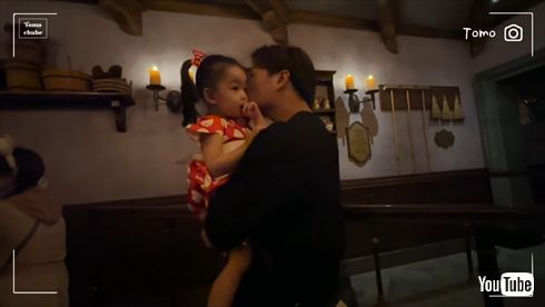 娘の2歳誕生日を東京ディズニーランドでお祝いする板野友美と高橋奎二