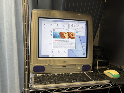 学生「卒論用の予備のMac調達した」→まさかの第1世代iMac