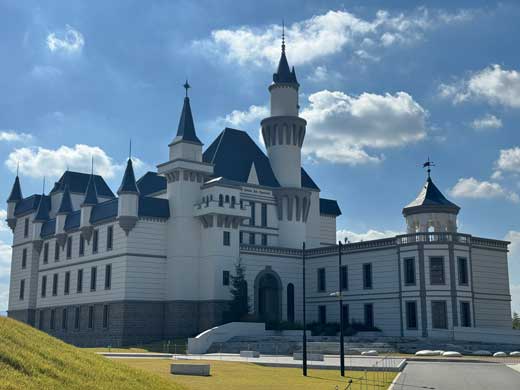 大阪芸大 キャラクター造形学科 校舎 城 なんで 建物 デザイン キャンパス