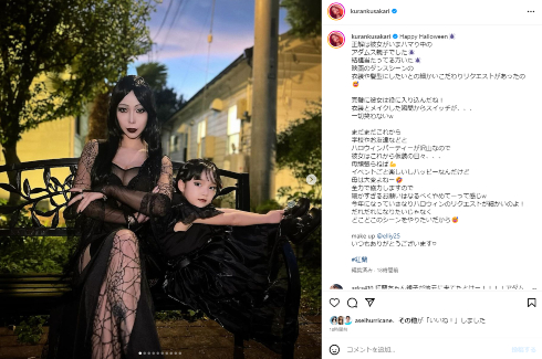「アダムス・ファミリー」のモーティシアとウェンズデーのコスプレをする紅蘭と4歳の娘