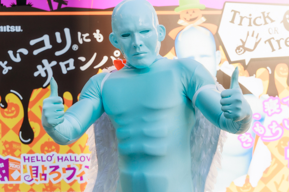 サロンパス男のサロンパスブース