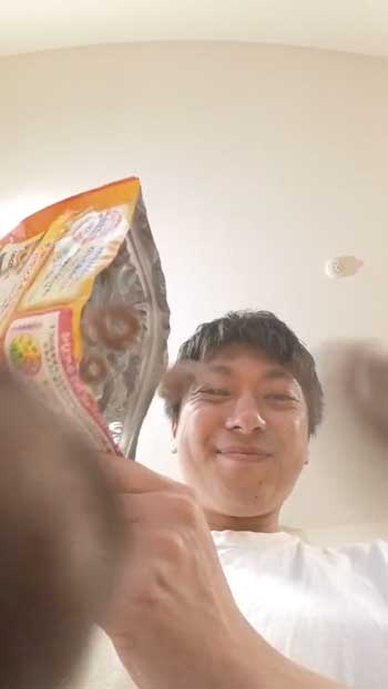 恐怖の視点 映像 チョコシリアル 食べる 人間 車力の巨人  360度カメラ