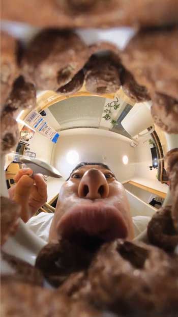 恐怖の視点 映像 チョコシリアル 食べる 人間 車力の巨人  360度カメラ