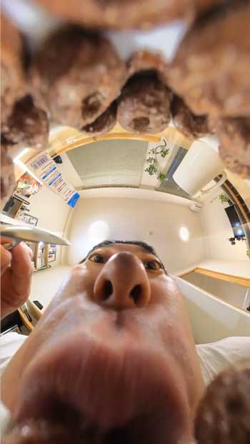 恐怖の視点 映像 チョコシリアル 食べる 人間 車力の巨人  360度カメラ