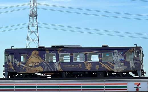 セブン-イレブンの上を走る 列車 滋賀県甲賀市 信楽高原鐵道 風景