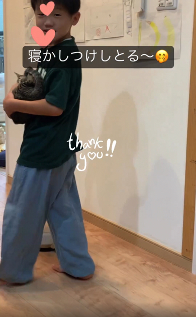 寝室へ向かう猫ちゃんと男の子