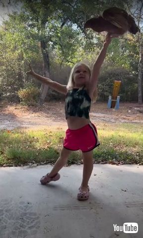 少女とニワトリ