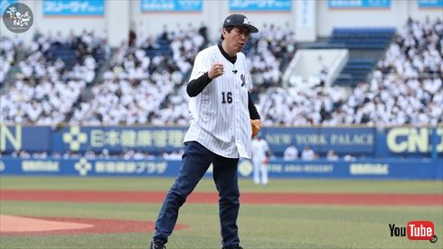 千葉マリンスタジアムで始球式を務める石橋貴明