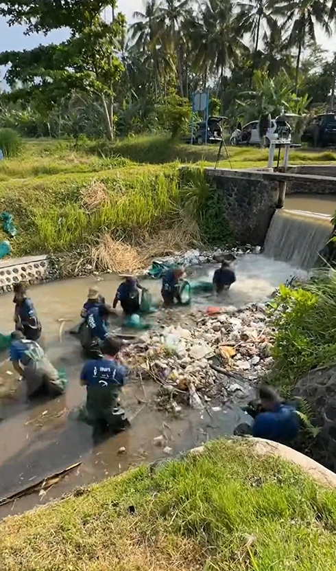 ゴミだらけの川