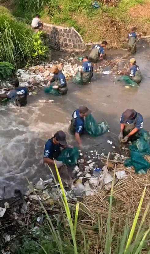 手作業でゴミを回収