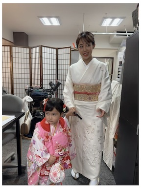 七五三参りに向かう川崎希と娘