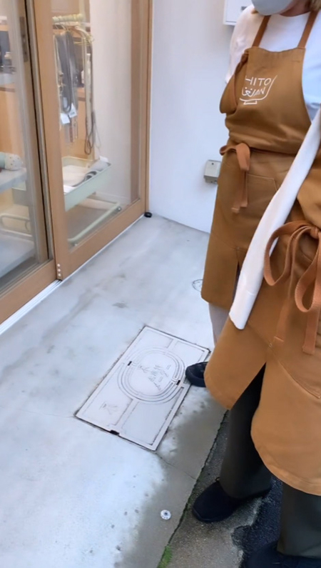 外にいるお姉さんたち