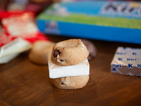 カントリーマアム（バニラ）にKiriを挟んだヤツ