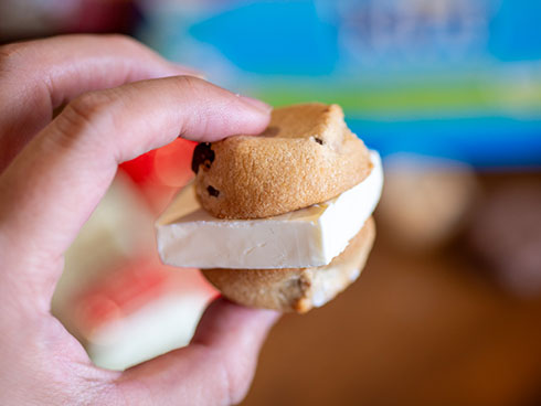 カントリーマアム（バニラ）にKiriを挟んだヤツを食べるところ